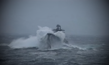 Корабль Кузнецов ушаков прорывается сквозь сильный шторм