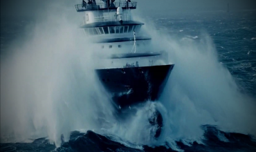 Шторм в девять баллов обрушился на судно