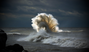 Морская стихия демонстрирует мощь в полной мере