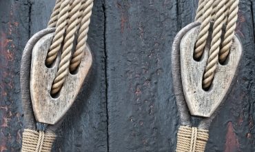 Подъемные механизмы плавучей буровой установки и системы их управления