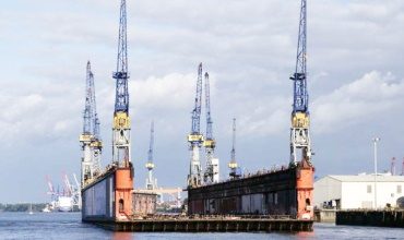 Швартовное и центрующее устройства плавучего дока