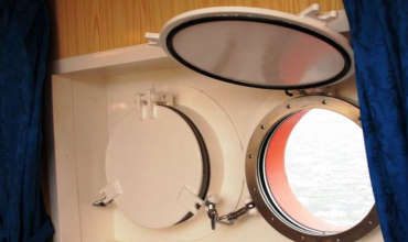 Судовая крыша каюты и иллюминаторы