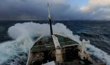 Напряжения в корпусе судна при его общем продольном изгибе