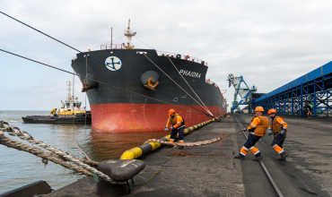 Швартовка судна в узких водах носом к причалу