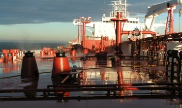 Погрузка груза в грузовые танки СПГ газовоза