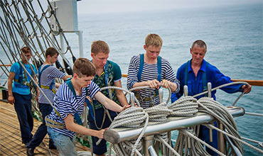 Questions and answers to Crew Evaluation System Test about Human Relations (HR)