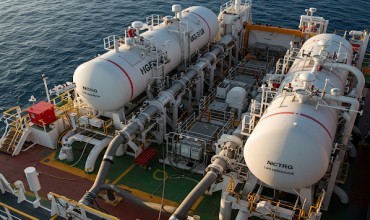 LNG Bunkering a Ship