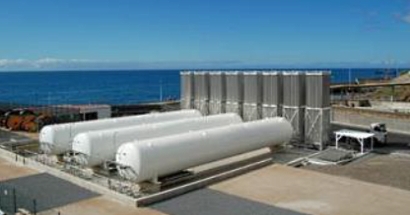 Pressurized tanks and evaporators for re-gasification