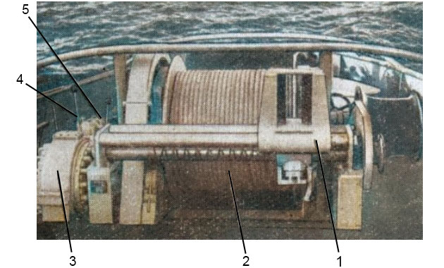 Вид буксирной лебедки с электроприводом