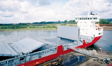 Люковые закрытия и специальные устройства судов с горизонтальным способом грузообработки