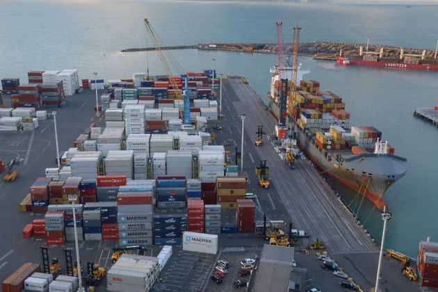 Погрузка контейнеровоза