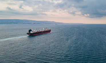 WinGD präsentiert ersten ethanolbetriebenen Zweitakt-Marineantrieb, der 2026 erwartet wird